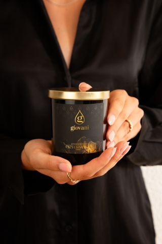 ✨🍊 Explozie dulce și proaspătă de lux și unicitate, într-o combinație de vanilie și mandarină. EXCLUSIVE GOLD — lumânarea...